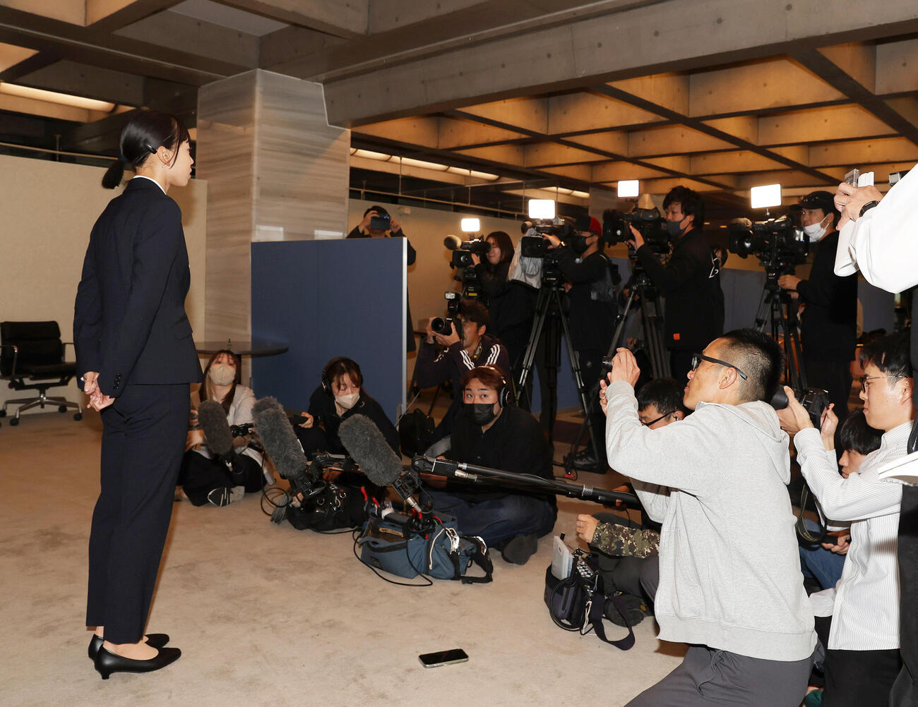 入社式を終え取材を受ける積水化学の久保凛（撮影・上山淳一）