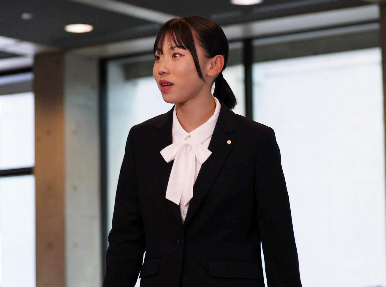 入社式を終え会見に向かう積水化学の久保凛（撮影・上山淳一）