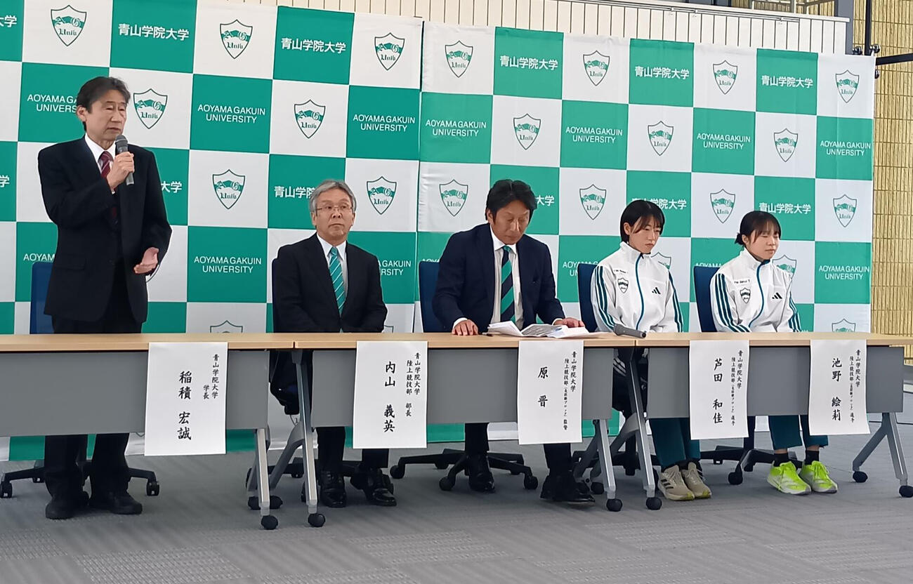 青学大女子駅伝チームの発表会見に出席した、左から3人目から原晋監督、芦田和佳、池野絵莉（撮影・泉光太郎）