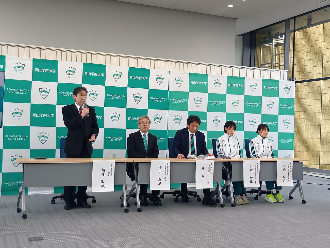 青学大女子駅伝チームの発表会見に出席した、左から3人目から原晋監督、芦田和佳、池野絵莉（撮影・泉光太郎）
