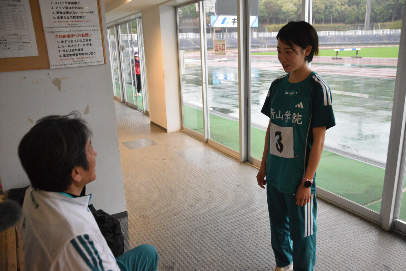 レース後の振り返りをする青学大の原監督（左）と芦田（撮影・泉光太郎）
