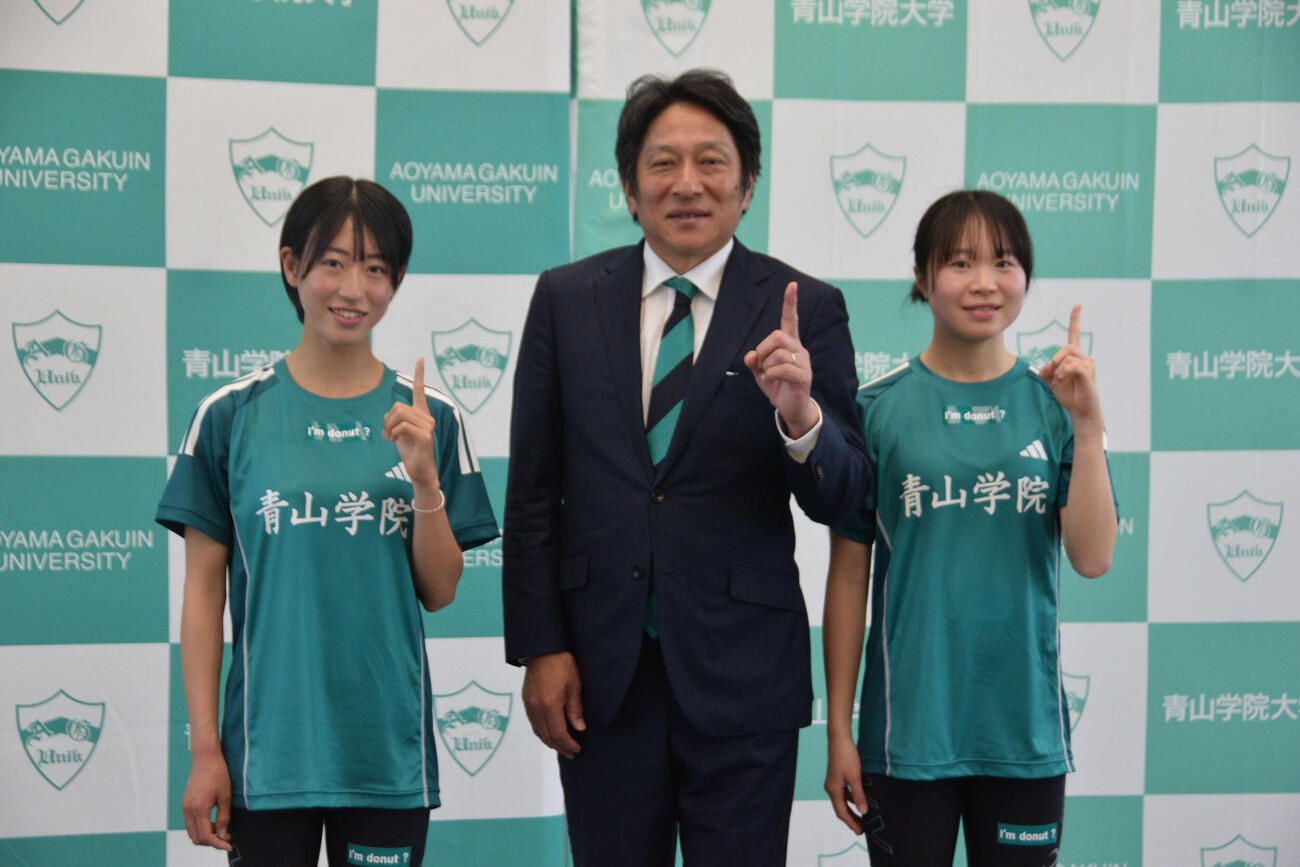 会見に出席した、左から青学大の芦田、原監督、池野（撮影・泉光太郎）