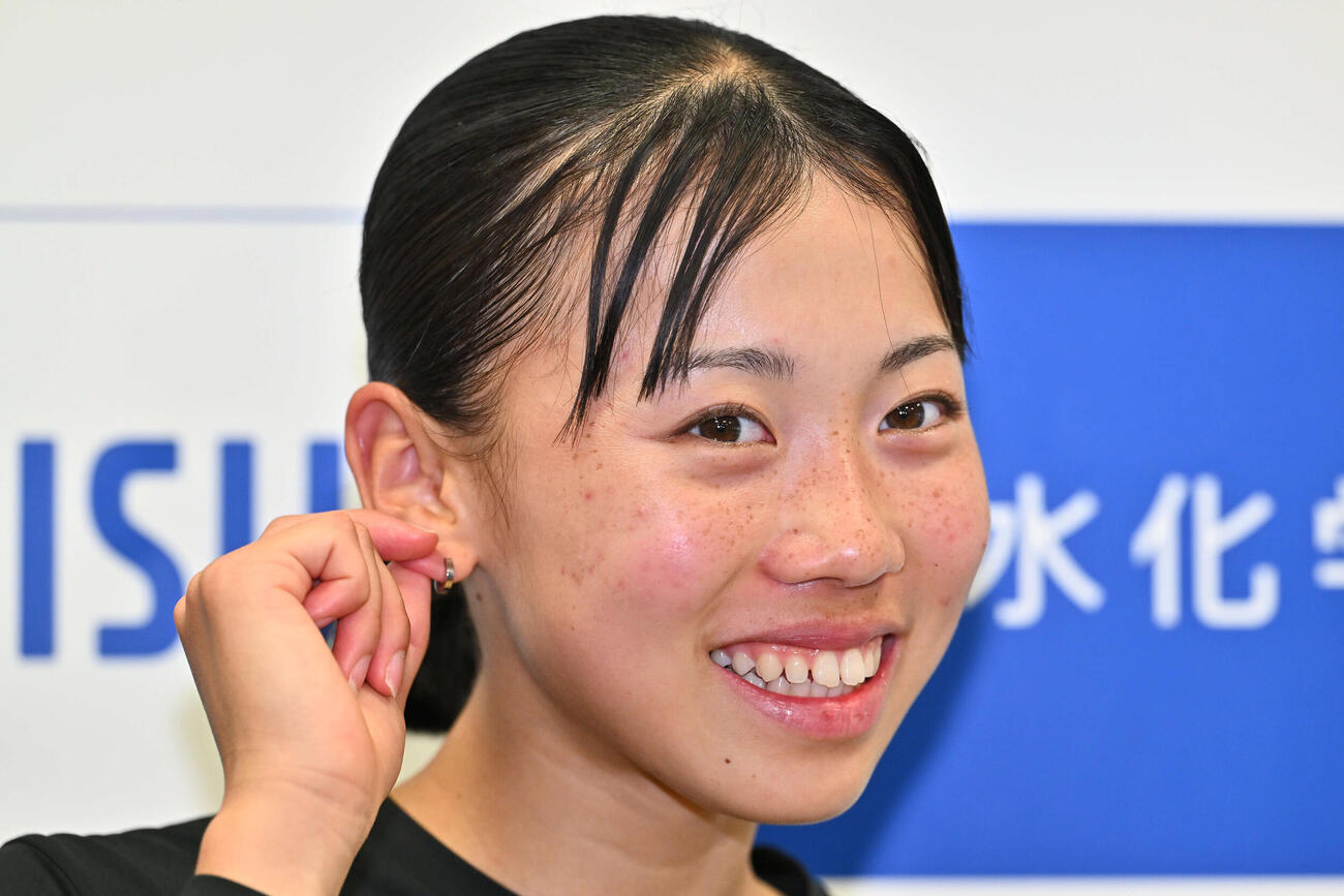 ピアスを付けた耳に手を添える久保（撮影・滝沢徹郎）