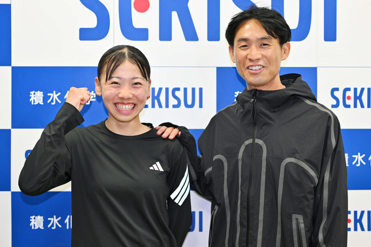 練習を公開した久保（左）は横田コーチと写真に納まる（撮影・滝沢徹郎）