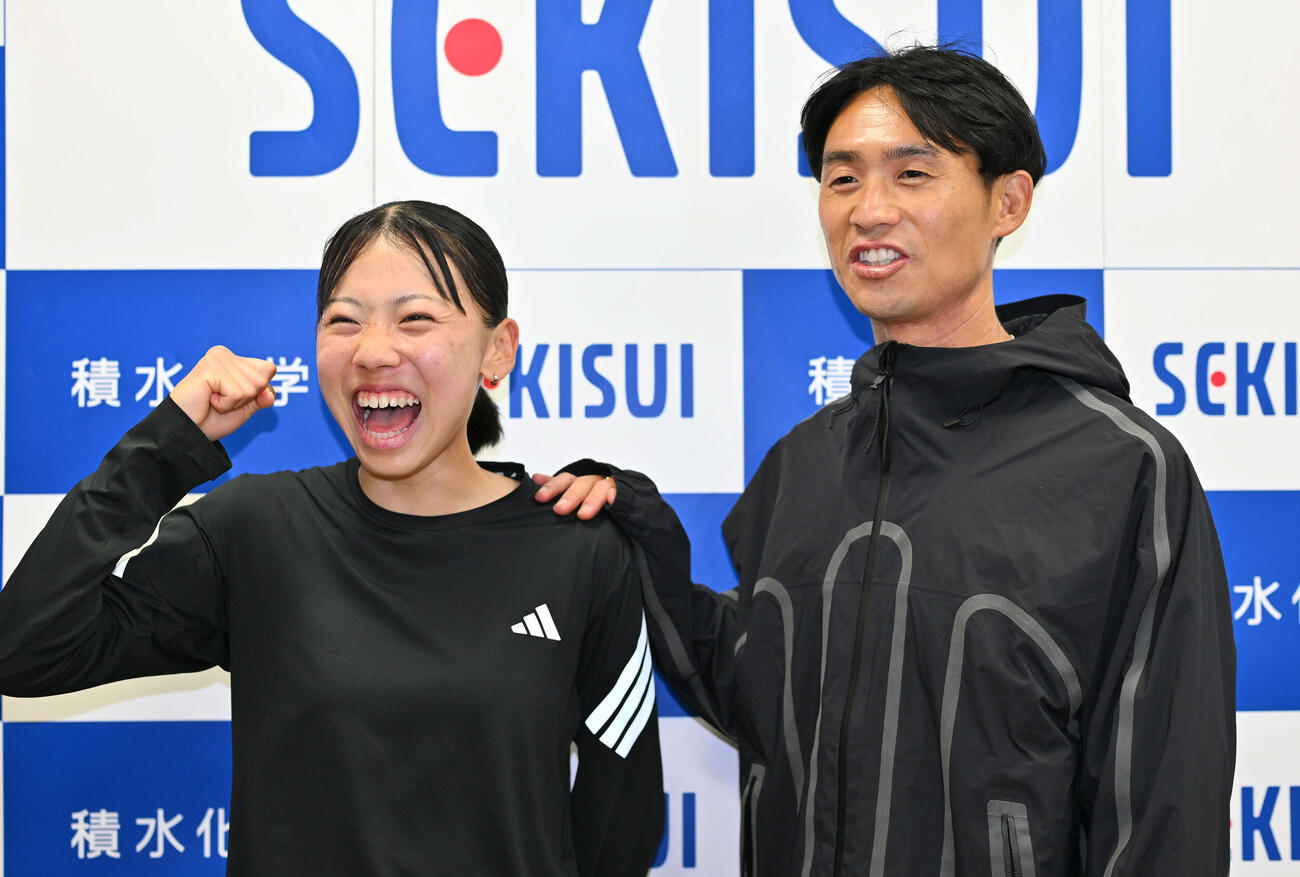 練習を公開した久保（左）は横田コーチと写真に納まる（撮影・滝沢徹郎）