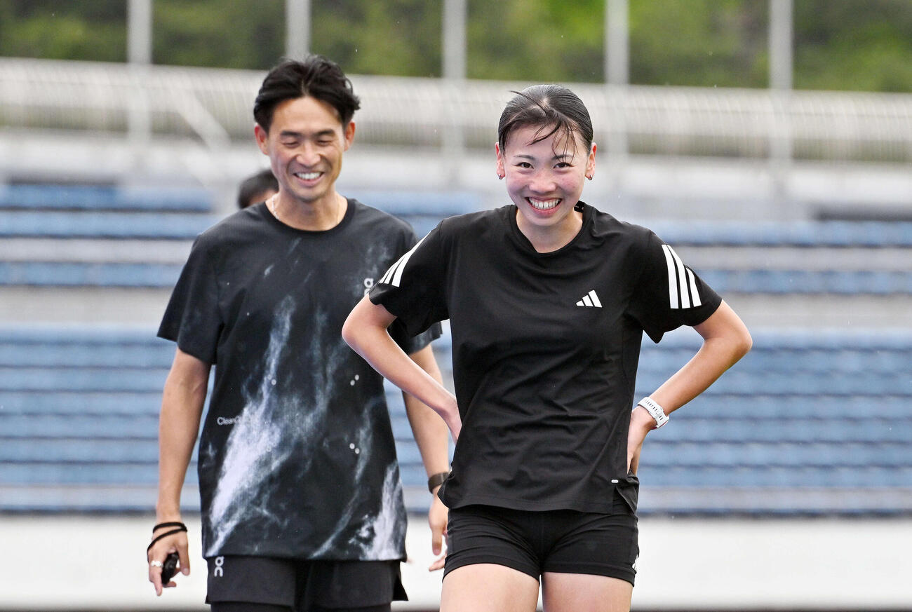 練習で笑顔を見せる久保（右）と横田コーチ（撮影・滝沢徹郎）