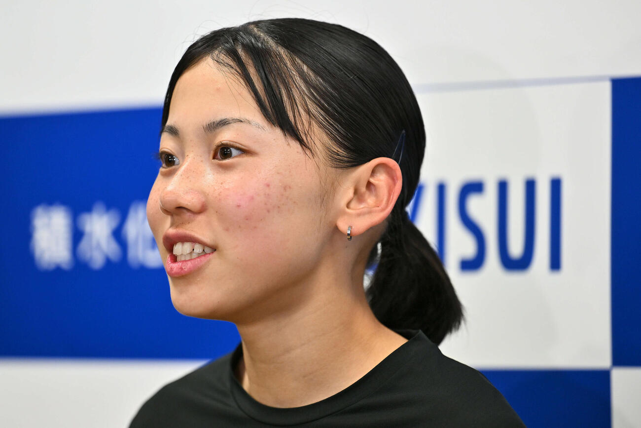 練習を終え取材に応じる久保（撮影・滝沢徹郎）