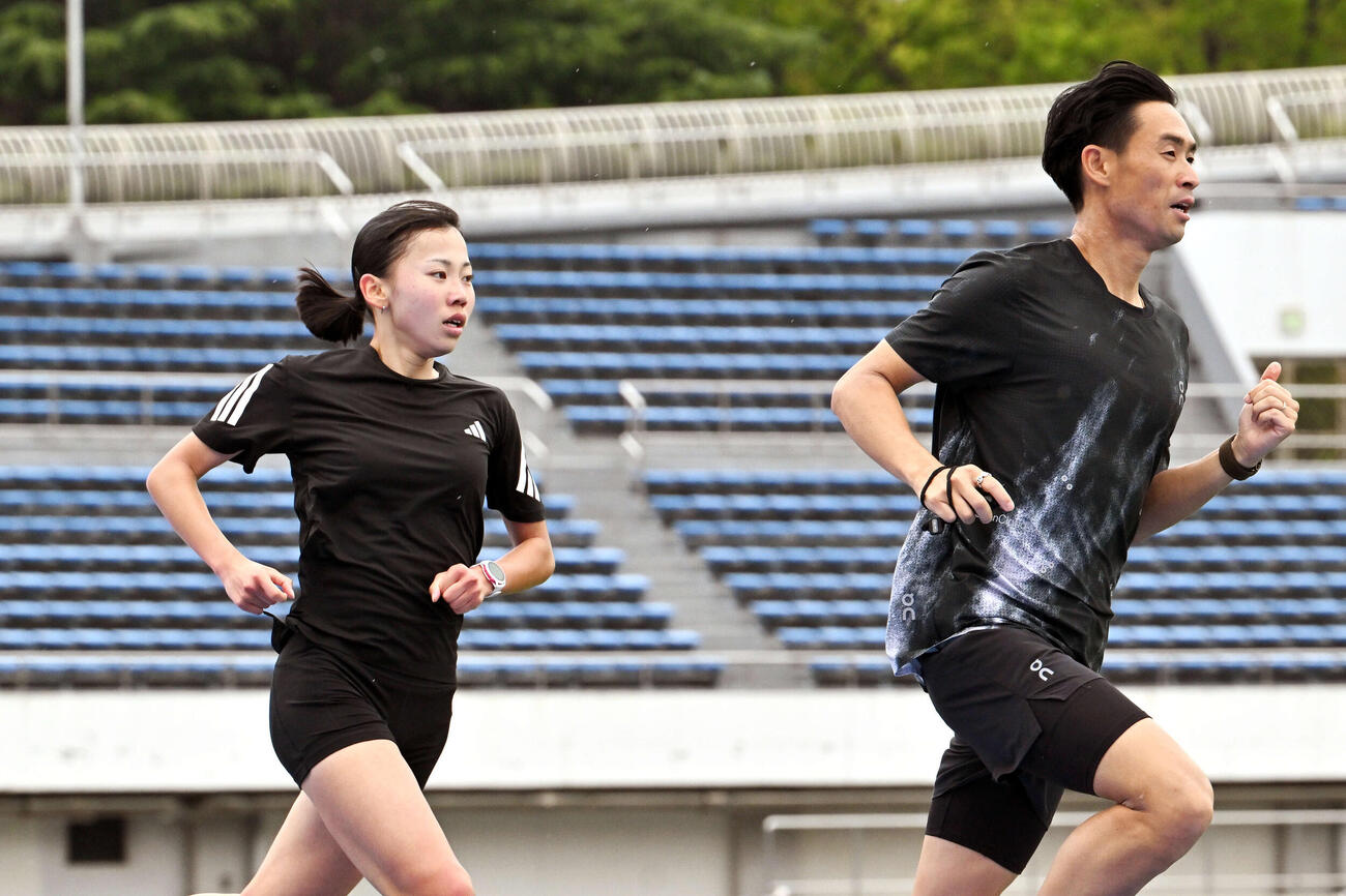 練習で先導する横田コーチ（右）を追う久保（撮影・滝沢徹郎）
