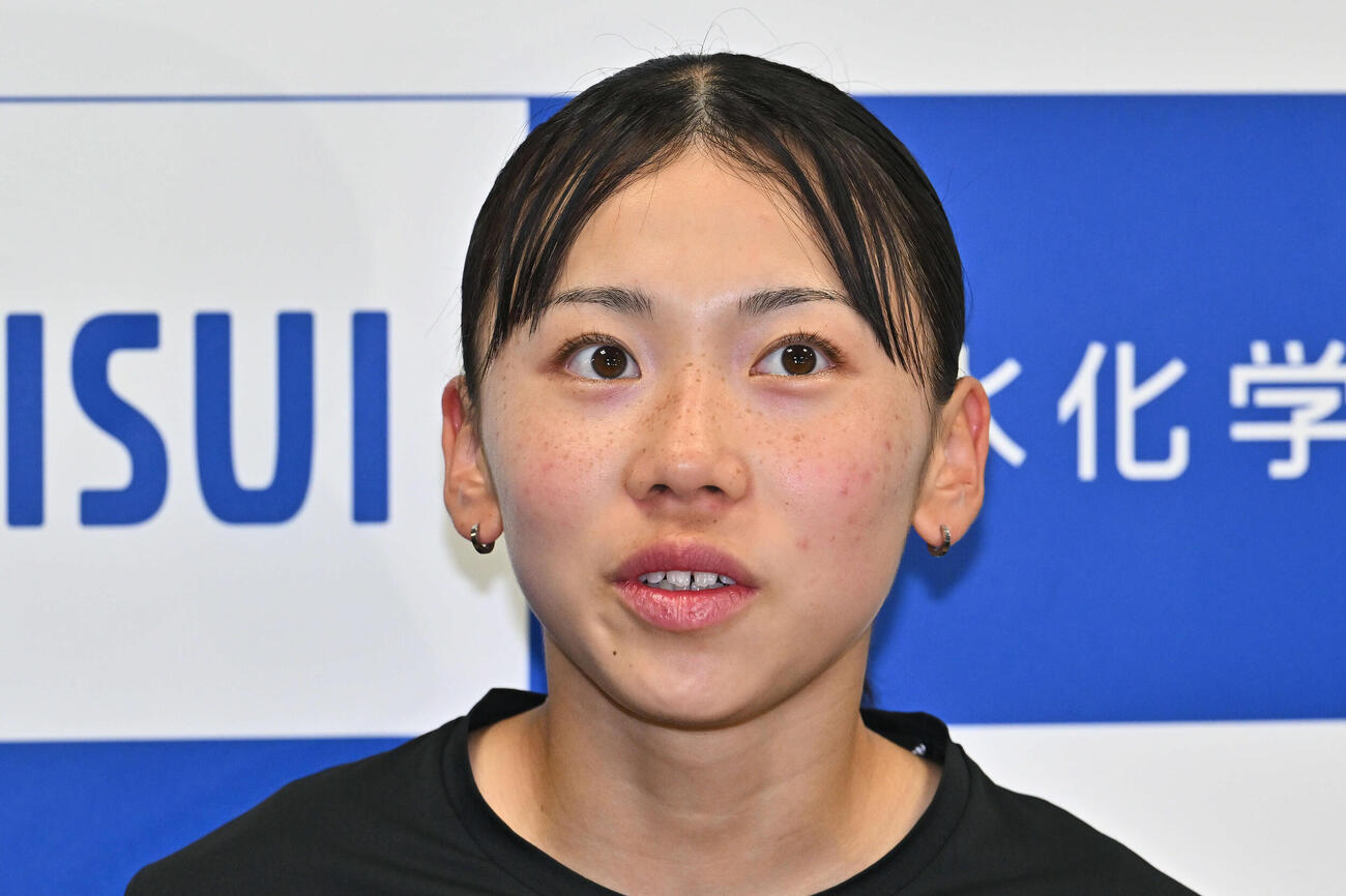 練習を終え取材に応じる久保（撮影・滝沢徹郎）