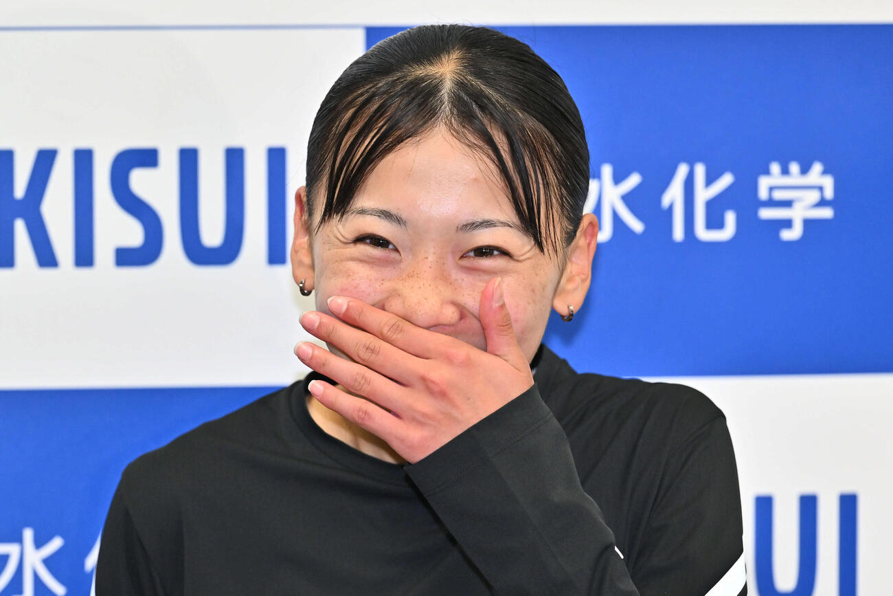 練習を終え取材に応じる久保（撮影・滝沢徹郎）