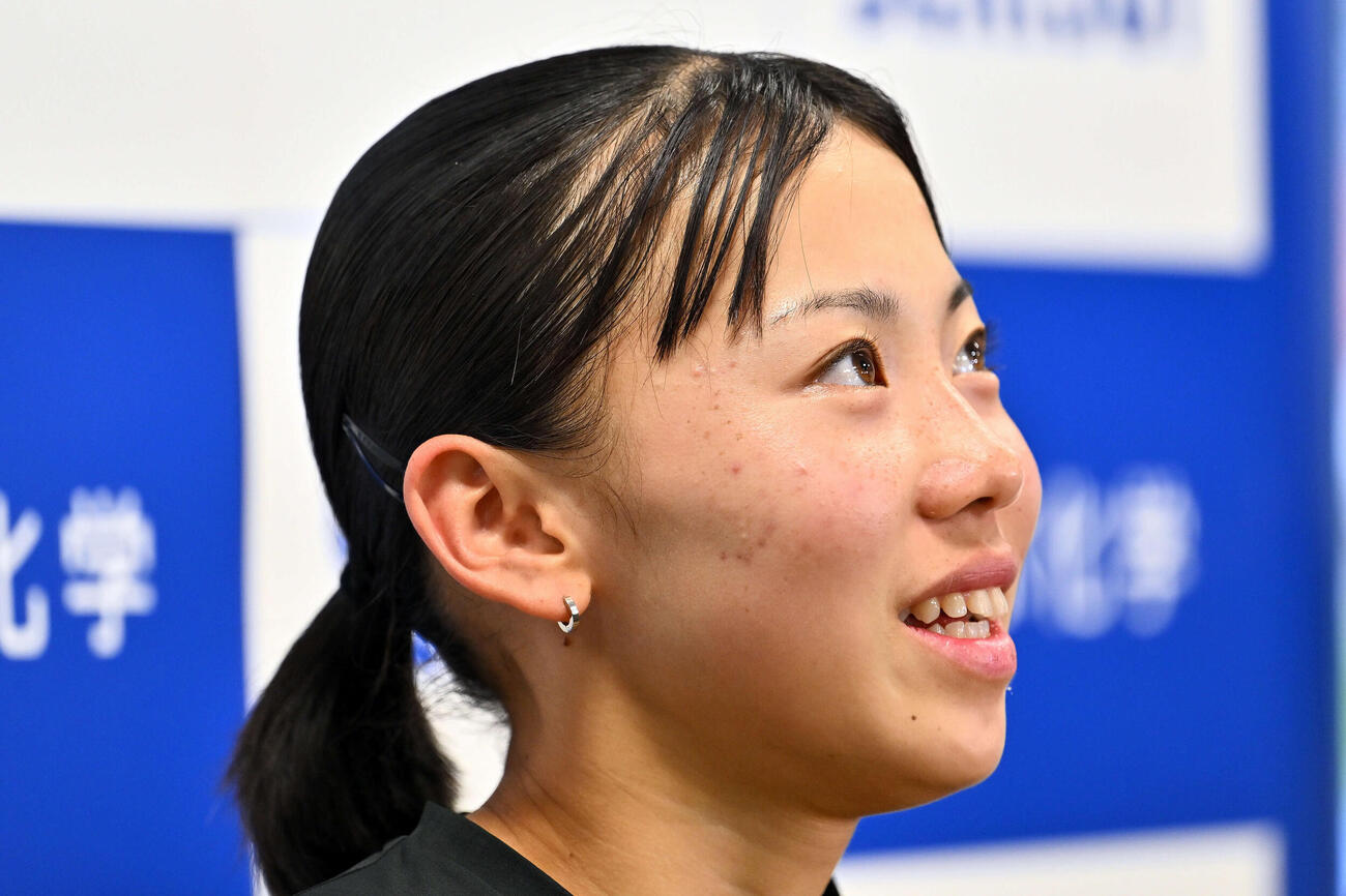 練習を終え取材に応じる久保（撮影・滝沢徹郎）