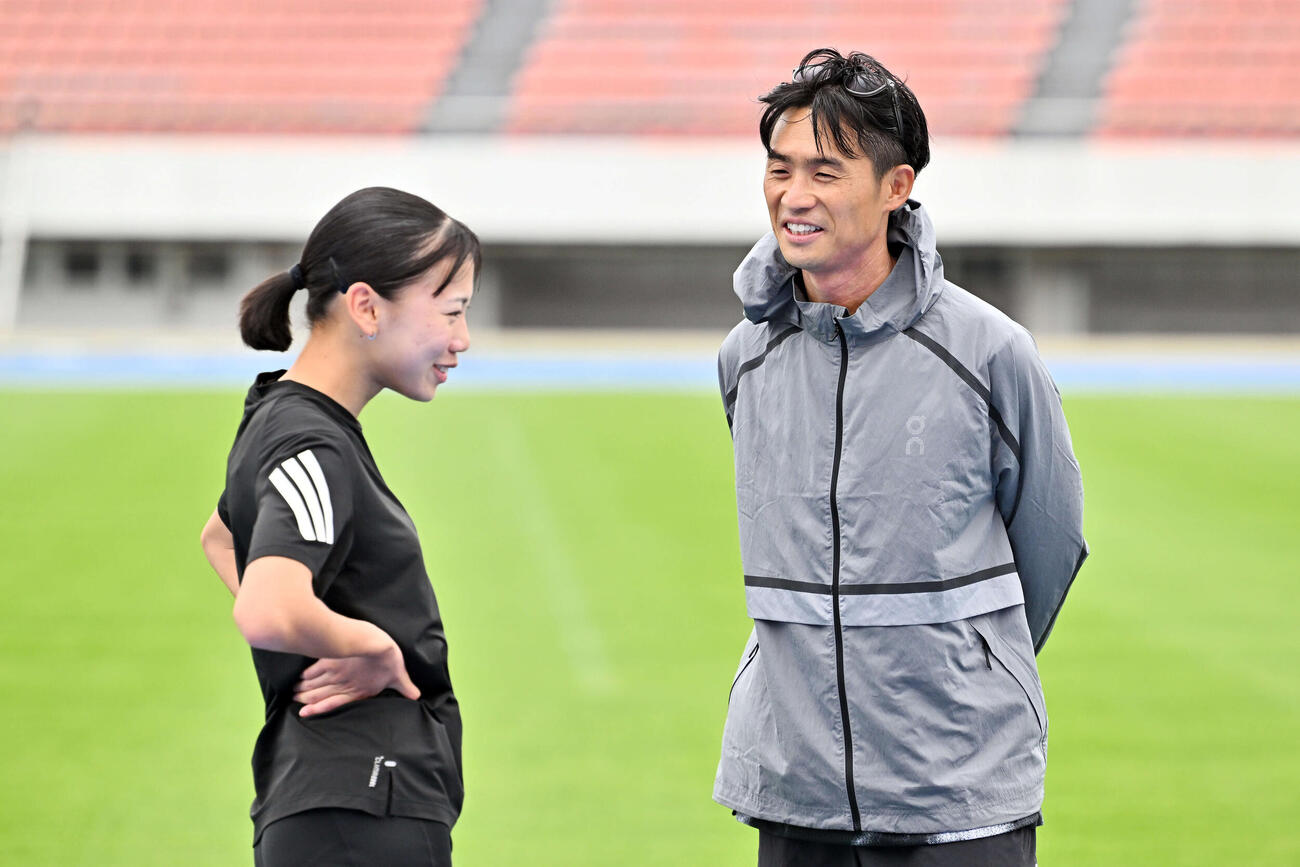 練習で久保（左）に話す横田コーチ（撮影・滝沢徹郎）
