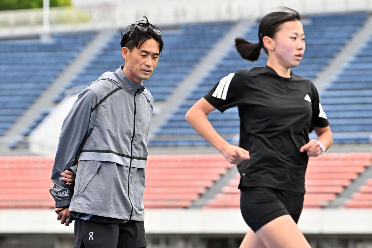 練習する久保（右）を見守る横田コーチ（撮影・滝沢徹郎）