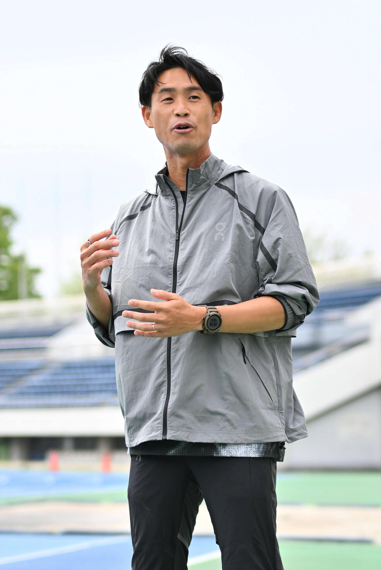報道陣に話す横田コーチ（撮影・滝沢徹郎）