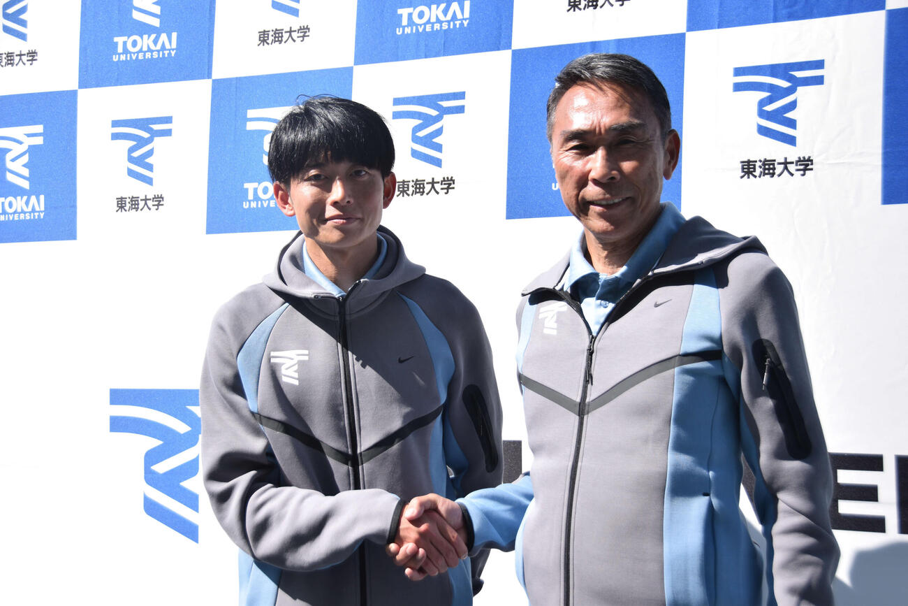 新体制となった東海大陸上部の佐藤コーチ（左）と高野部長兼短距離ブロック監督（撮影・泉光太郎）