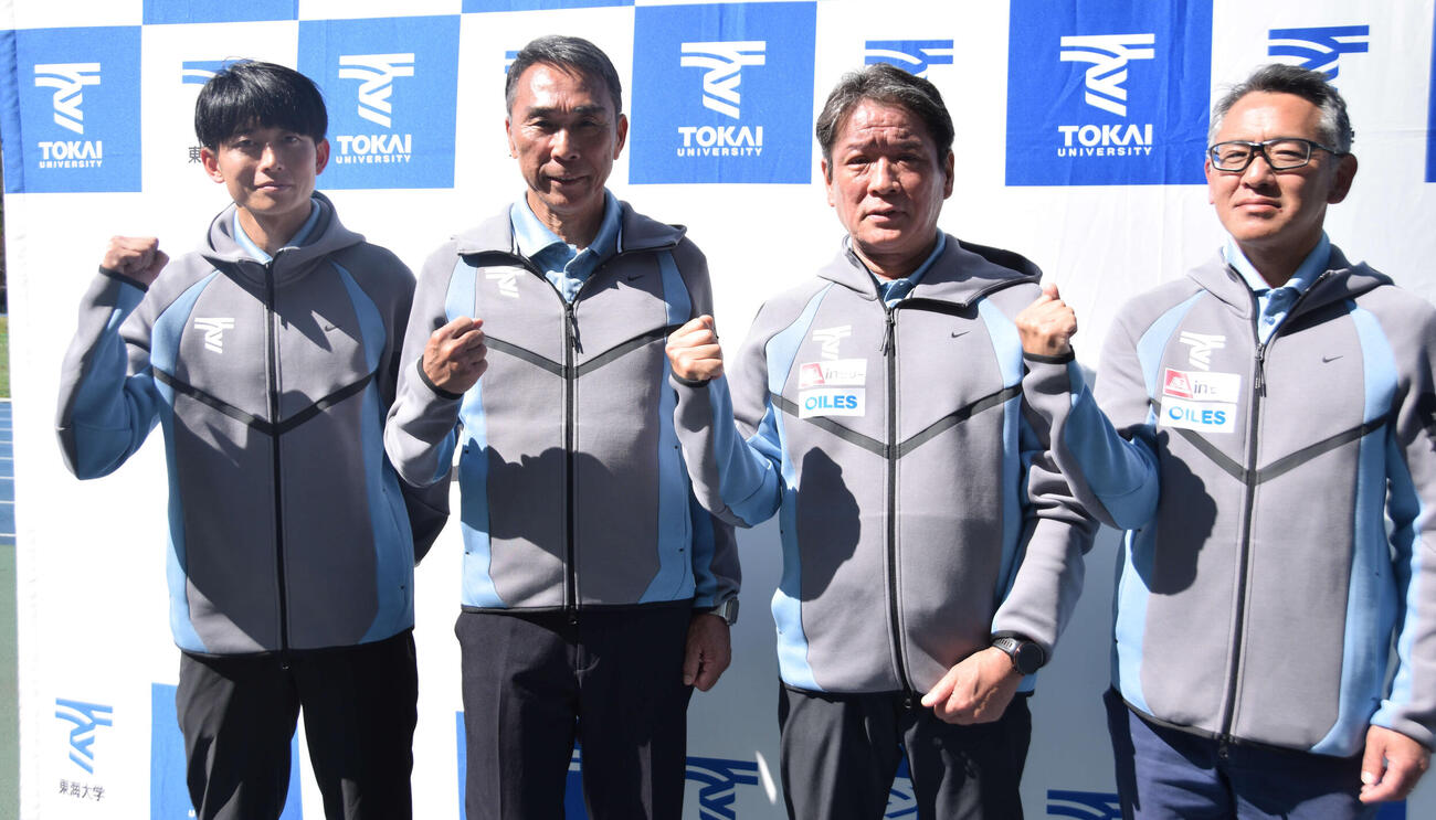 新体制となった東海大陸上部、左から佐藤コーチ、高野部長兼短距離ブロック監督、両角総監督、西出駅伝監督（撮影・泉光太郎）