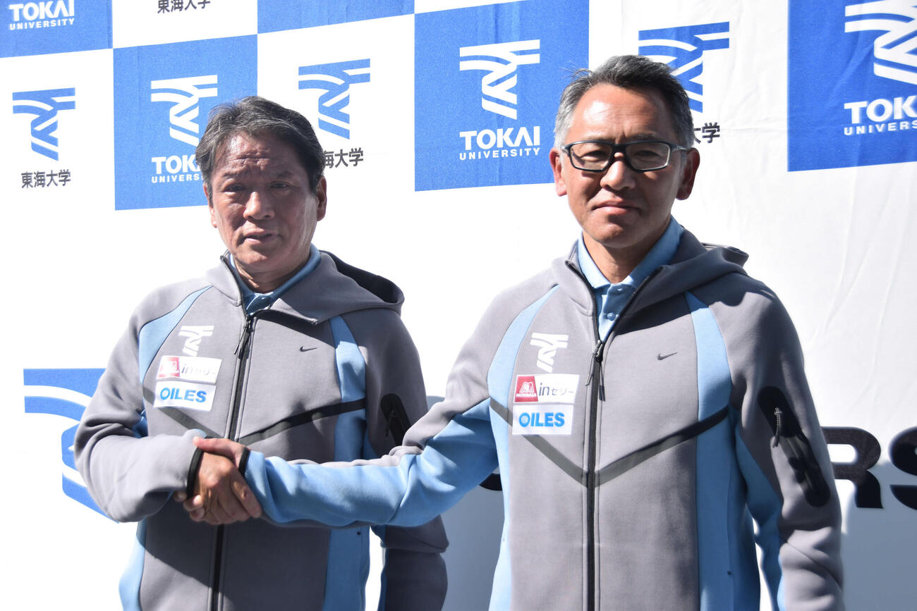 新体制となった東海大陸上部の両角総監督（左）と西出駅伝監督（撮影・泉光太郎）