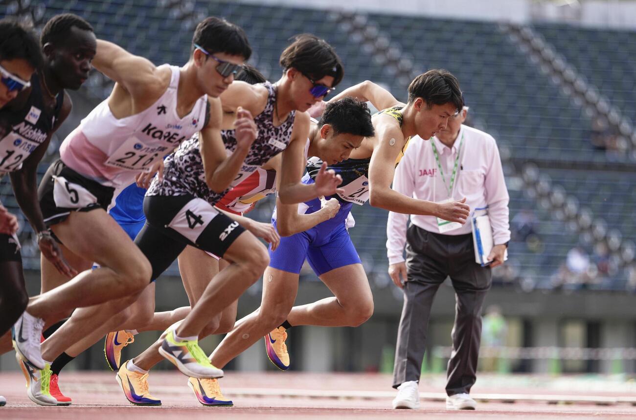 男子1500 メートル （タイムレース）でスタートする佐藤圭汰（右端）＝えがお健康スタジアム（共同）