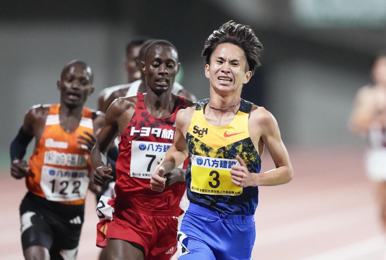 男子5000 メートル （タイムレース）で4位に入った山口智規（3）＝えがお健康スタジアム(共同)