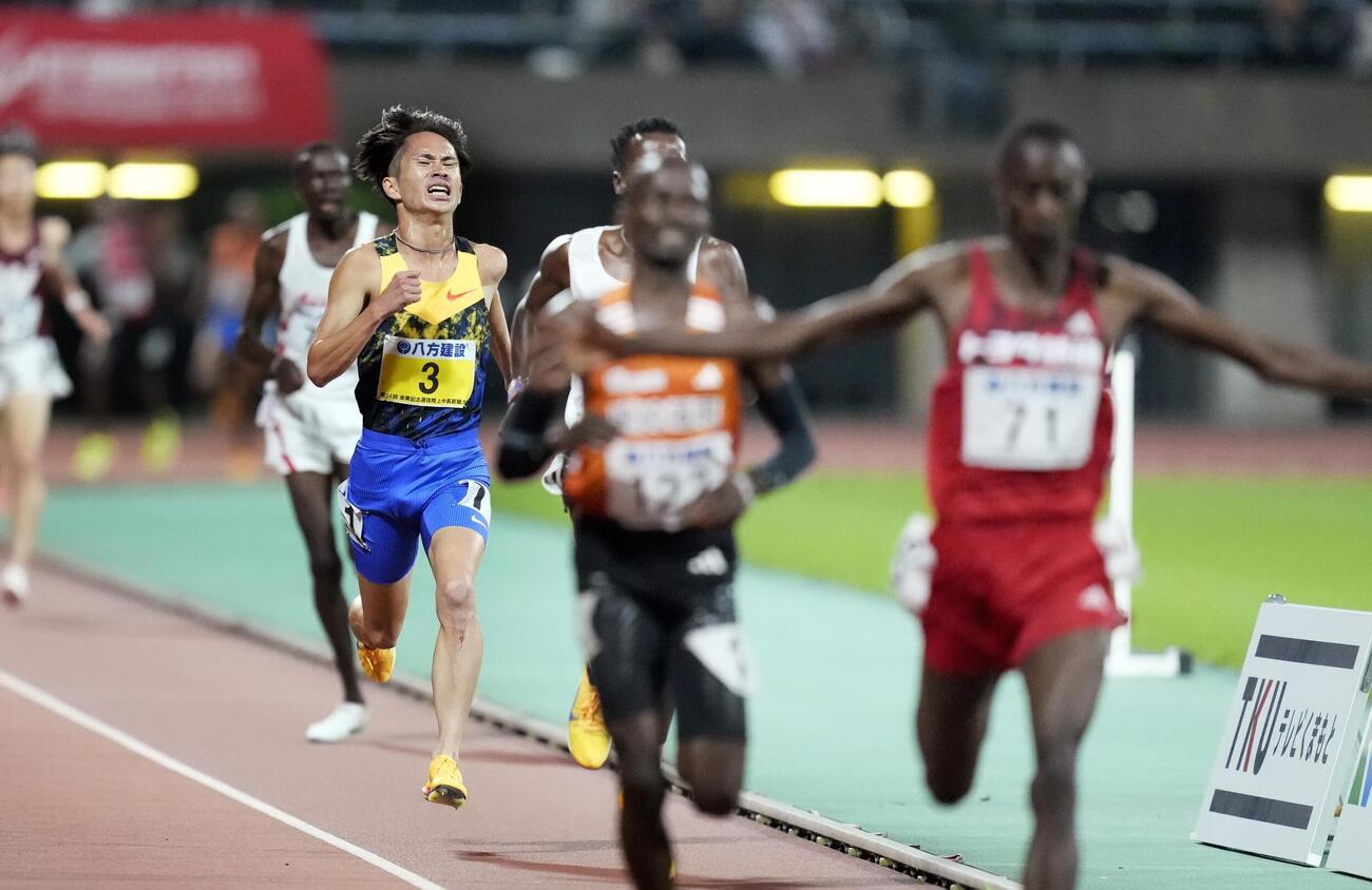 男子5000 メートル （タイムレース）で4位に入った山口智規（3）＝えがお健康スタジアム(共同)