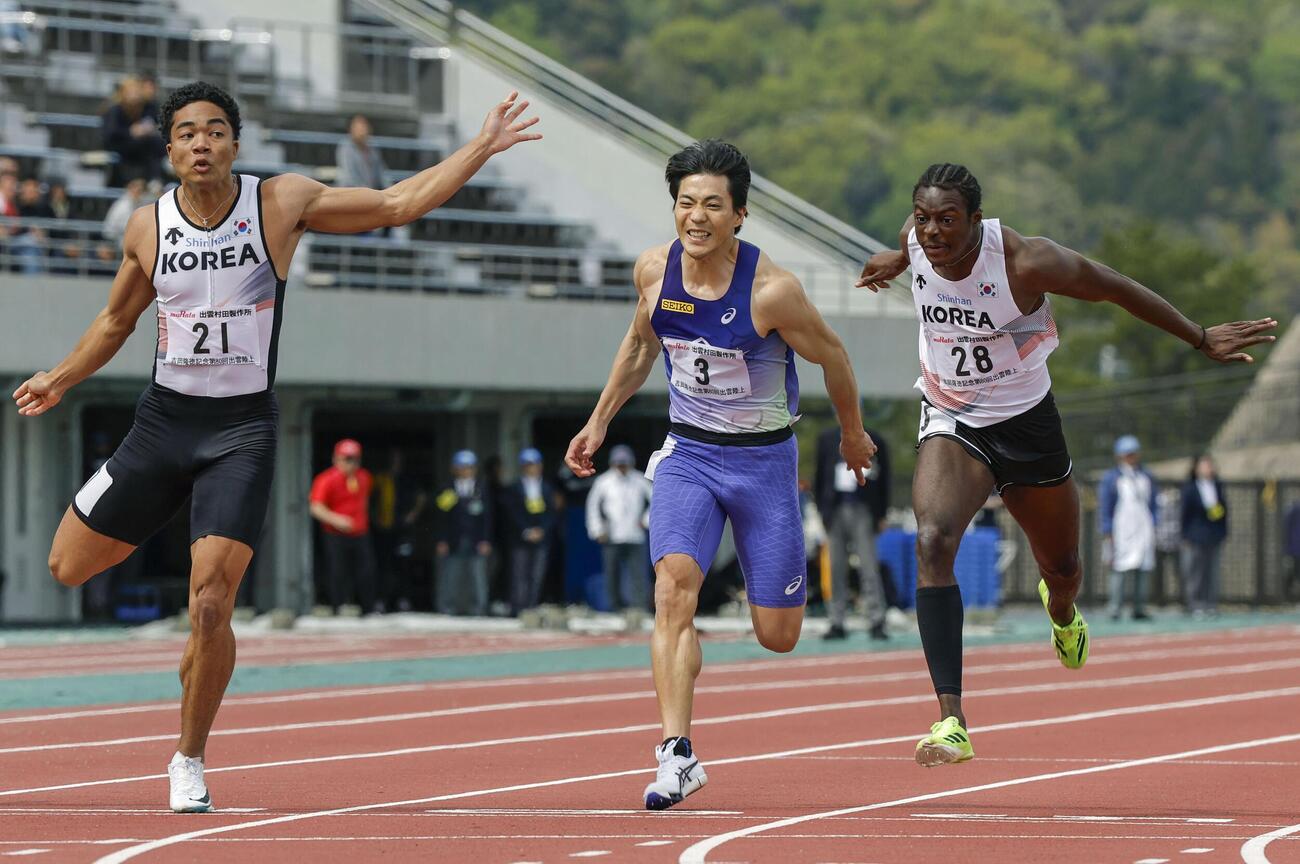 男子100 メートル 決勝　10秒33で4位の山縣亮太（中央）。左は優勝したジョエルジン・ヌワマディ＝島根県立浜山公園陸上競技場（共同）