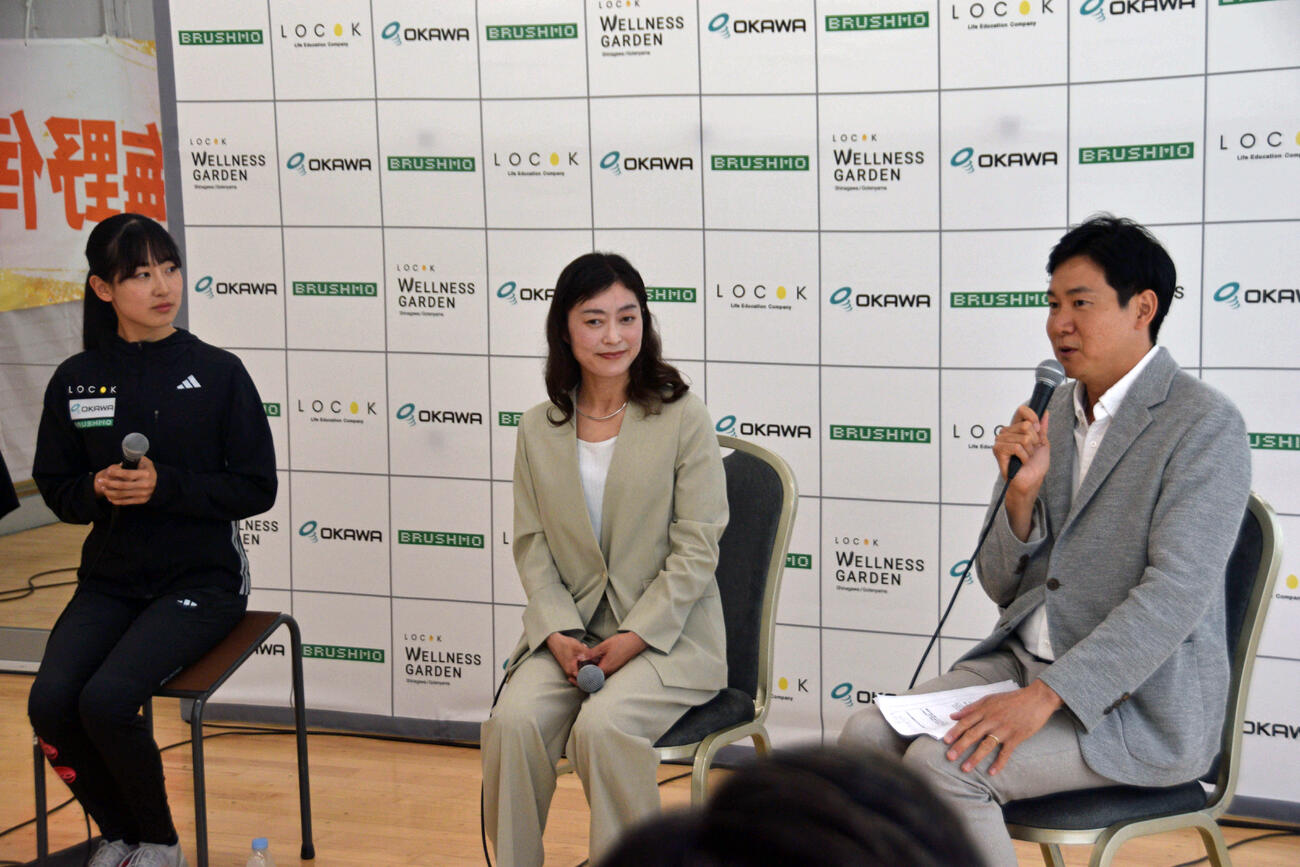 LOCOK陸上クラブ新体制の会見に出席した、左から順に梅野倖子、岡田久美子新監督、石井大裕新GM