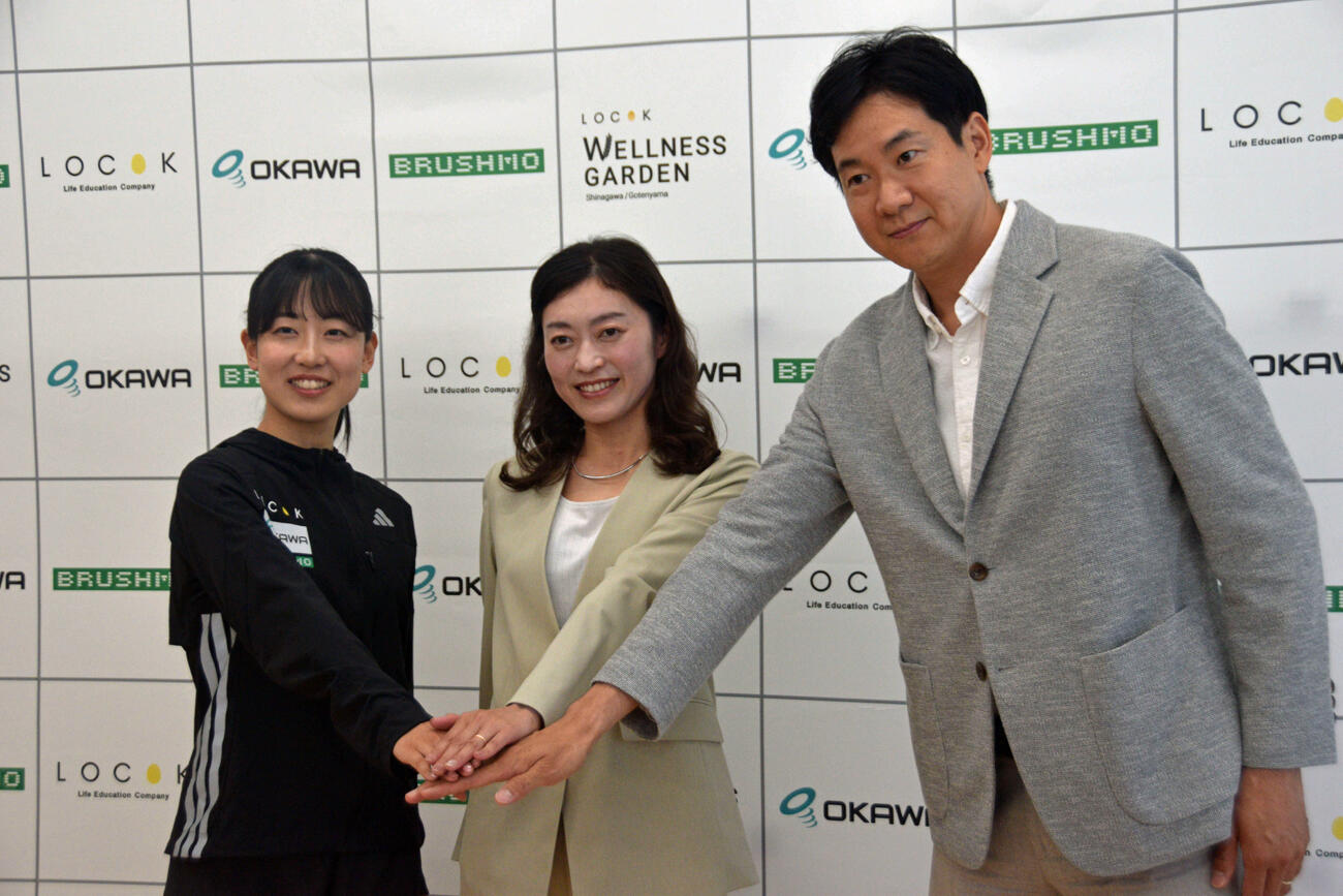 LOCOK陸上クラブ新体制の会見に出席した、左から順に梅野倖子、岡田久美子新監督、石井大裕新GM