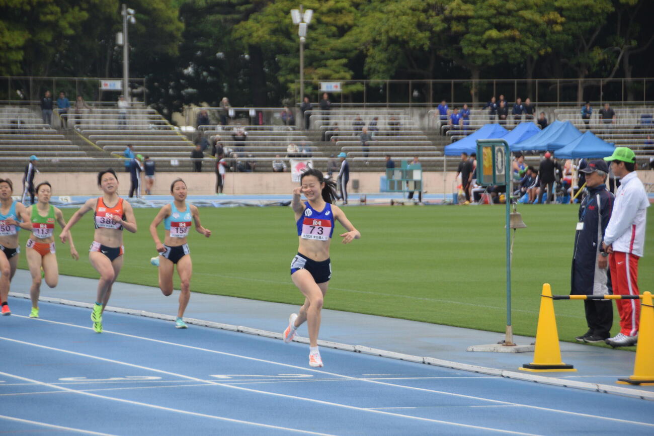 大会新記録で優勝した順大の木田美緒莉（中央）