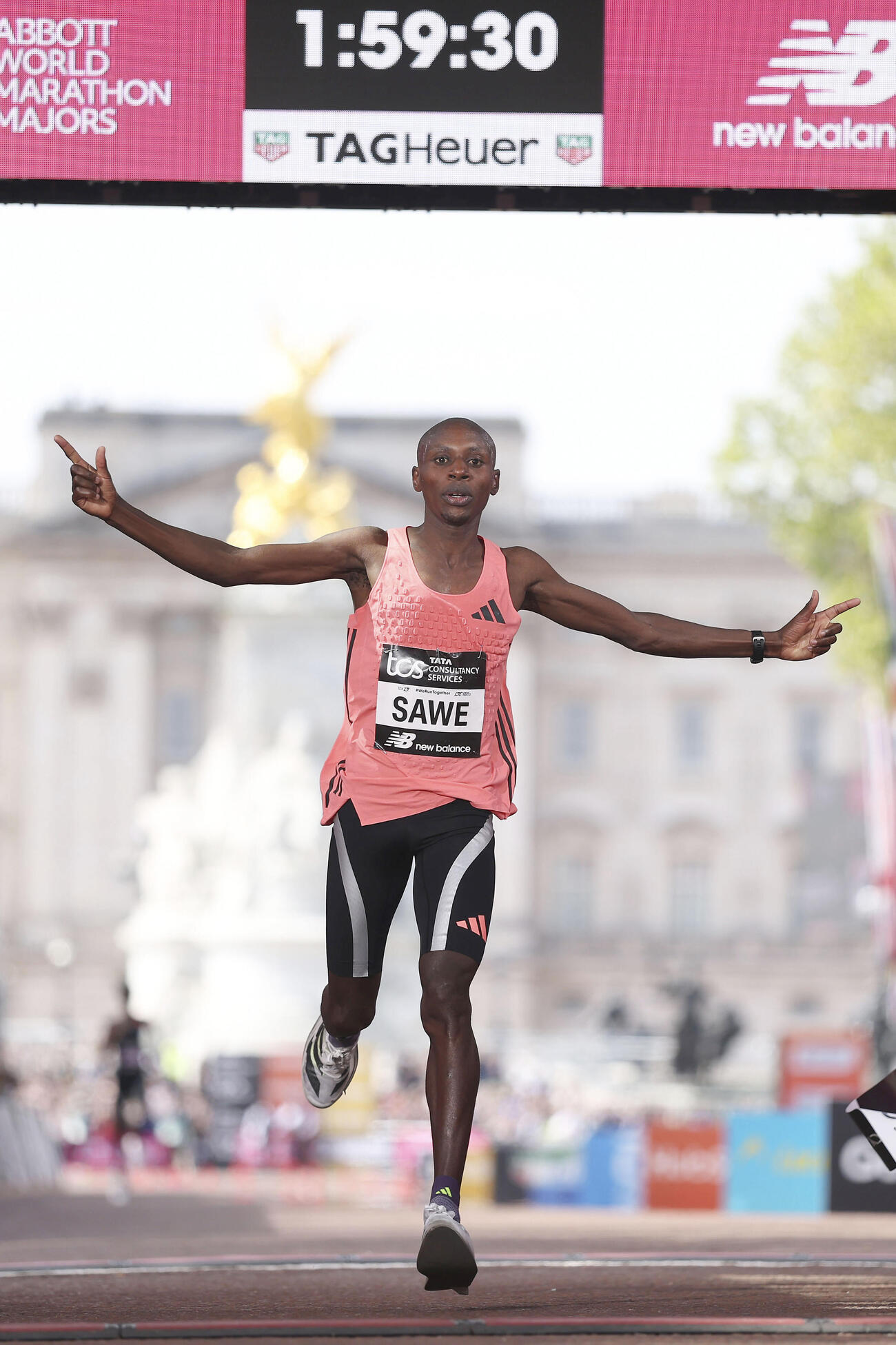 男子で優勝したセバスチャン・サウェ。初の2時間切りを達成した＝ロンドン（ゲッティ＝共同）