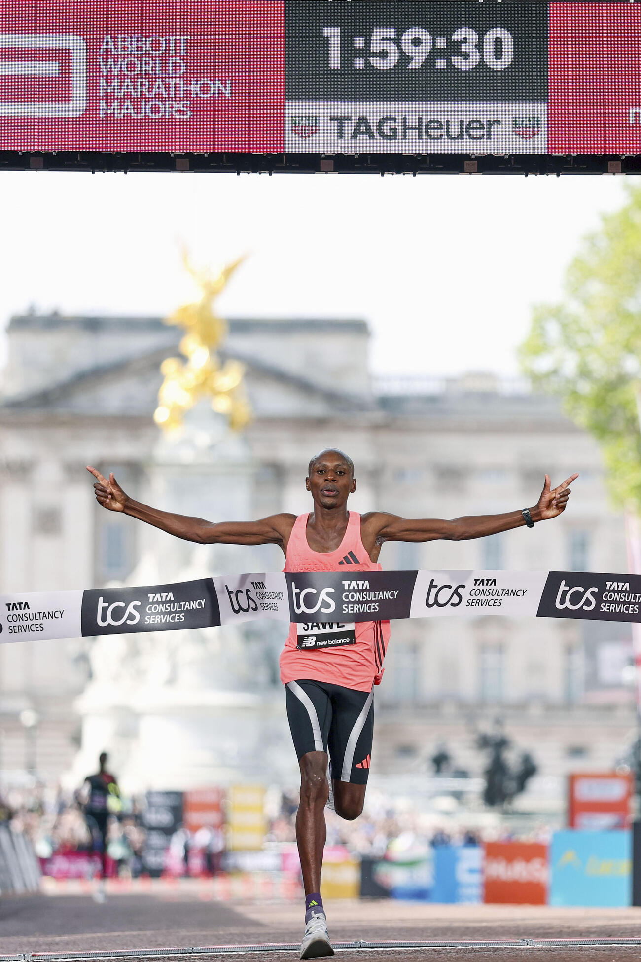 ロンドン・マラソン男子で優勝したセバスチャン・サウェ。史上初の2時間切りを達成した＝26日、ロンドン（AP＝共同）