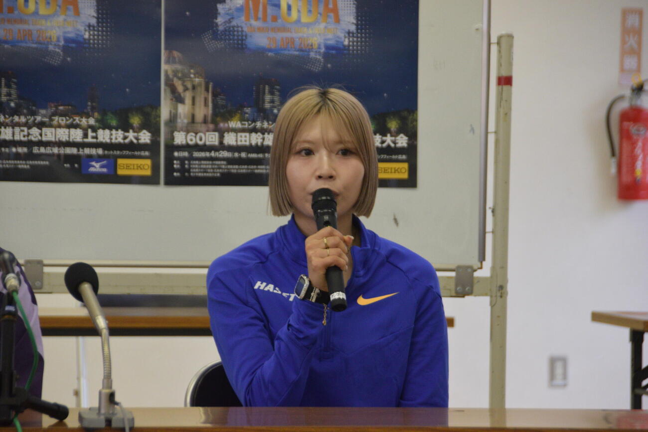 会見に出席した長谷川体育施設の中島ひとみ＝2026年4月28日