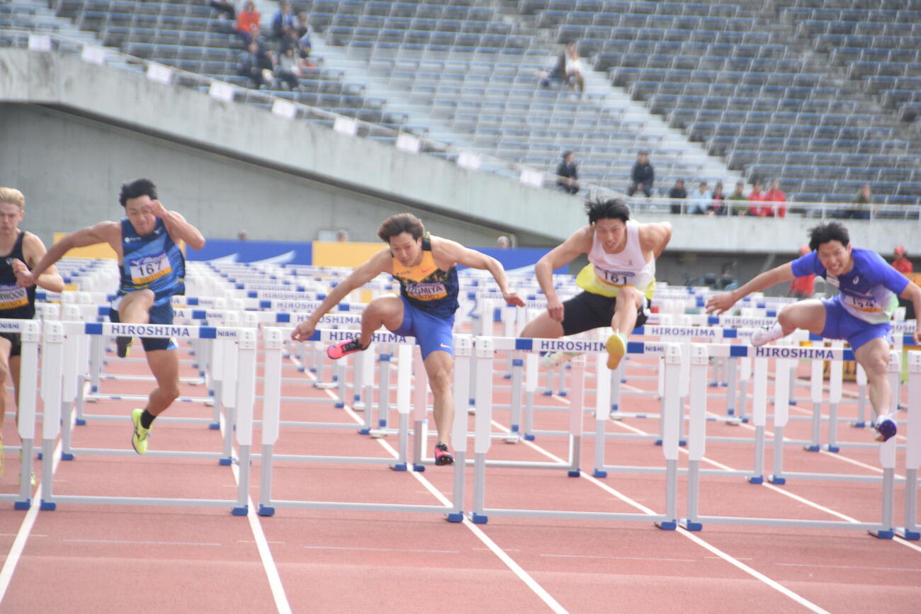 優勝した住友電工の泉谷駿介（右から3人目）