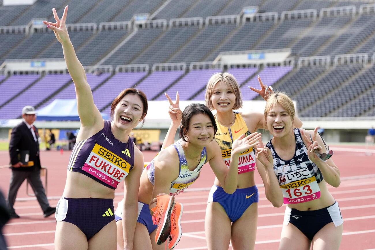 女子100メートル障害決勝を終え、笑顔でポーズをとる（左から）福部真子、田中佑美ら（共同）