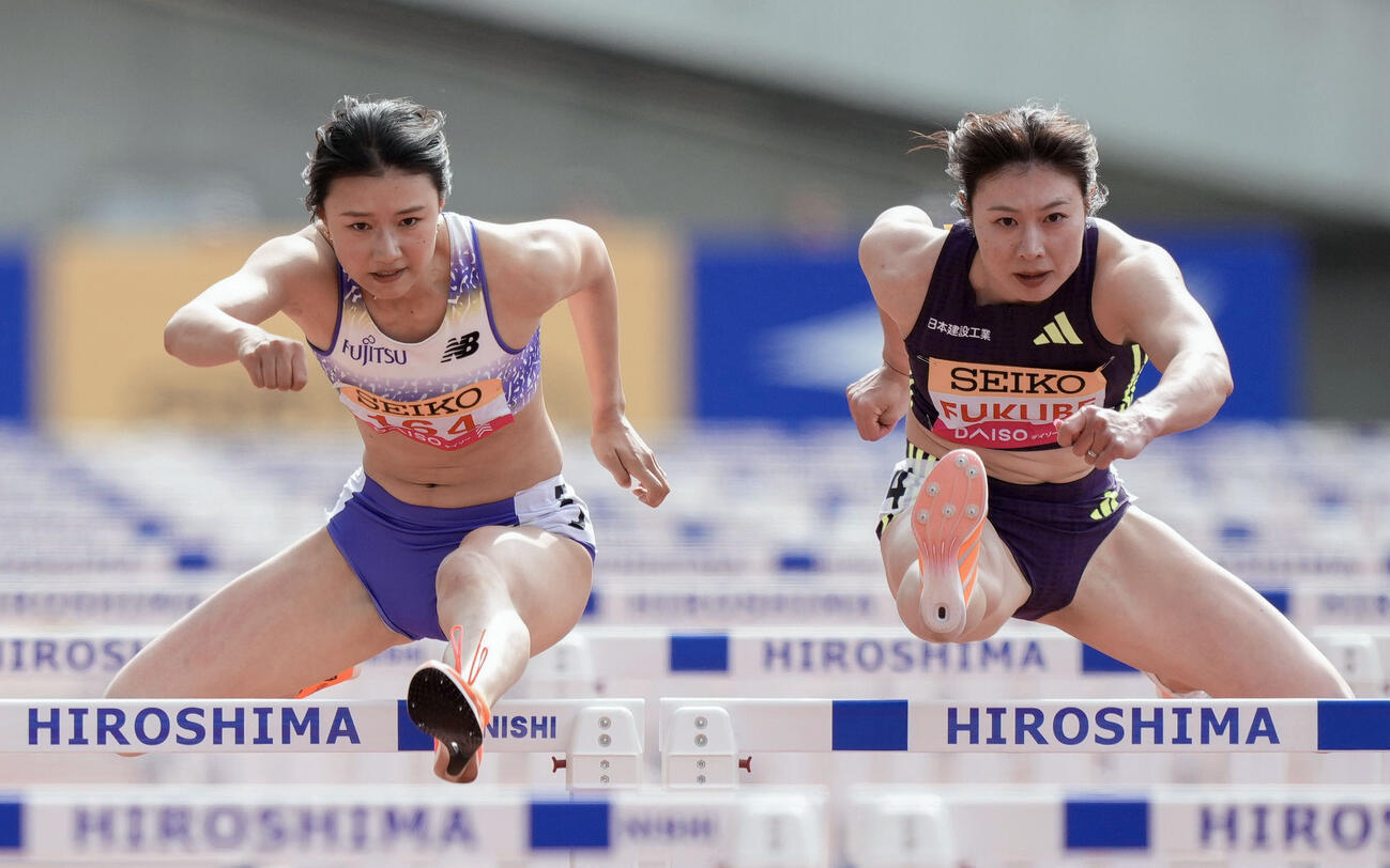 女子100メートル障害決勝　13秒03で優勝した田中佑美。右は2位の福部真子（共同）