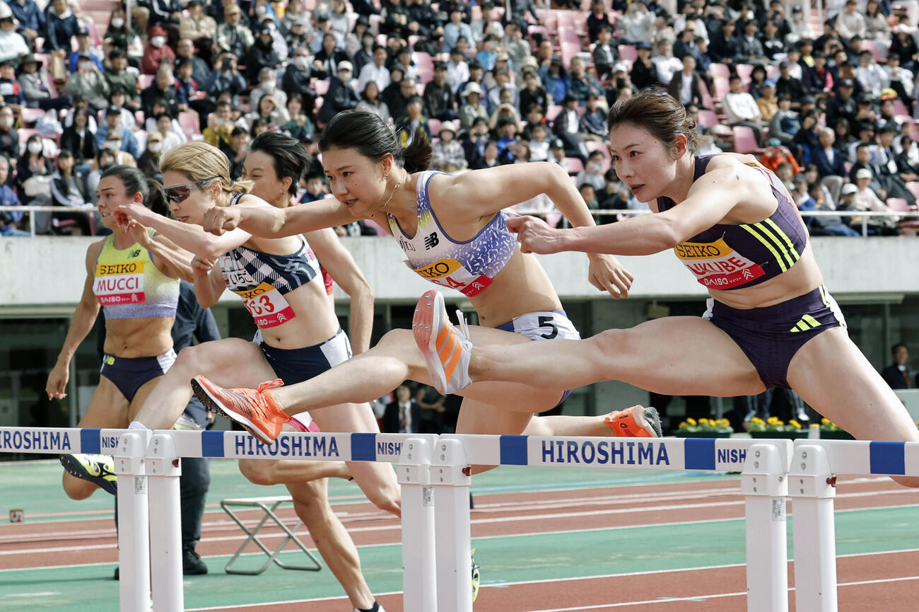 女子100メートル障害決勝　力走する（右から）2位の福部真子、優勝した田中佑美（共同）