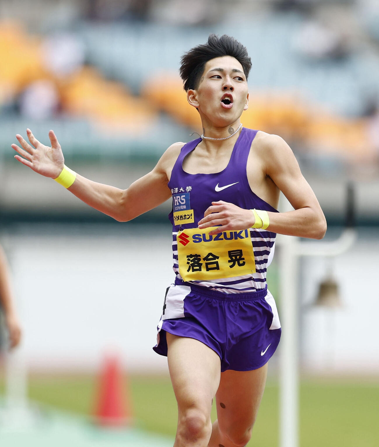 男子800メートル決勝（タイムレース）　1分43秒90の日本記録で優勝した落合晃＝静岡スタジアム