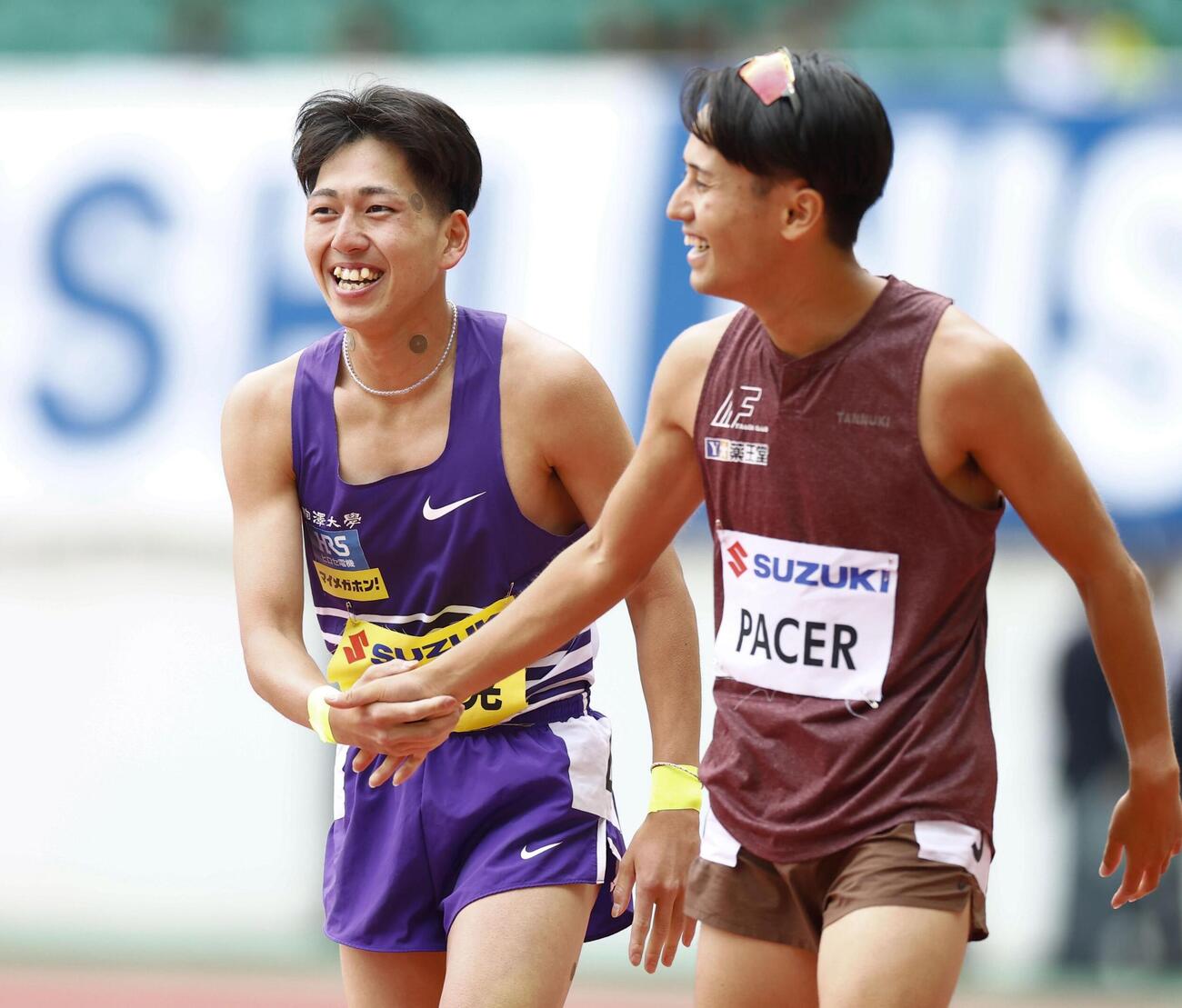男子800メートル決勝（タイムレース）で1分43秒90の日本記録で優勝し、笑顔で喜ぶ落合晃（左）＝静岡スタジアム(共同)