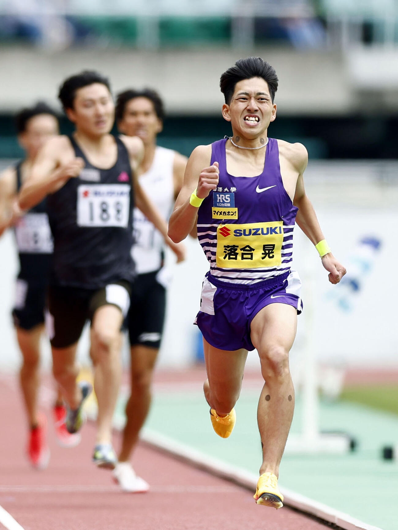 1分43秒90の日本記録で優勝した落合晃(共同)