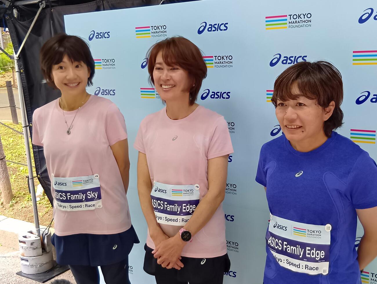 取材に応じた、左から高橋尚子さん、日本陸連の有森裕子会長、野口みずきさん