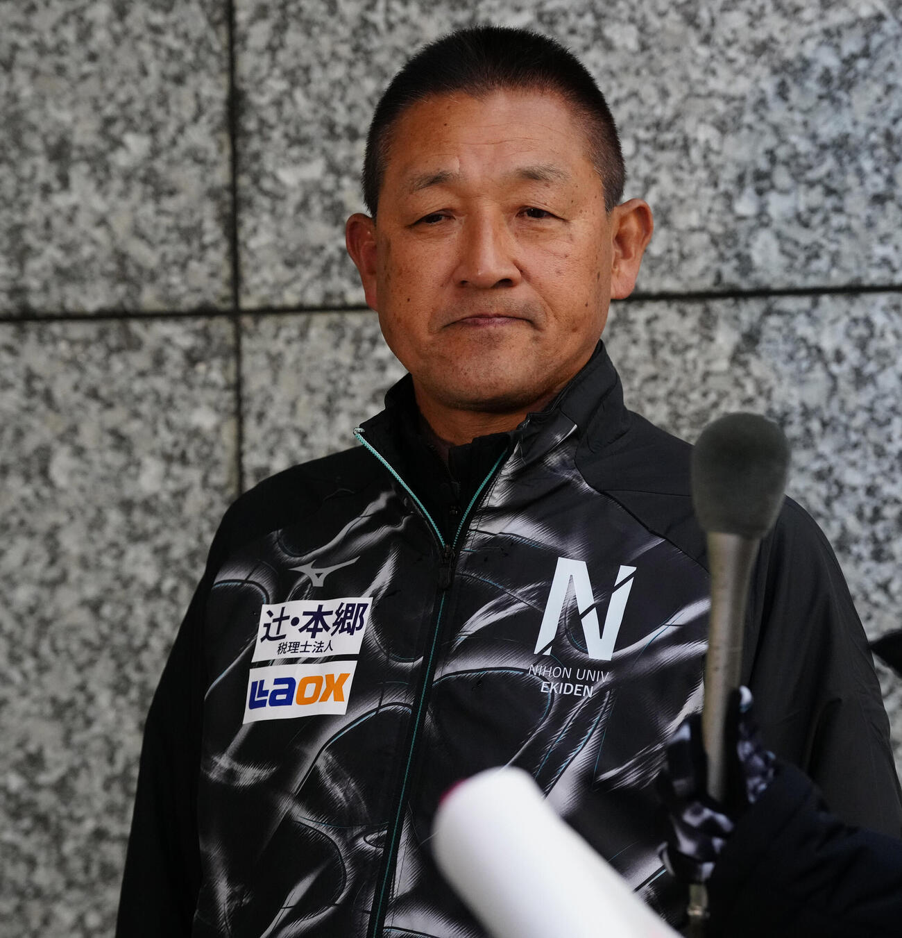 取材に応じる日大・新監督（2026年1月撮影）