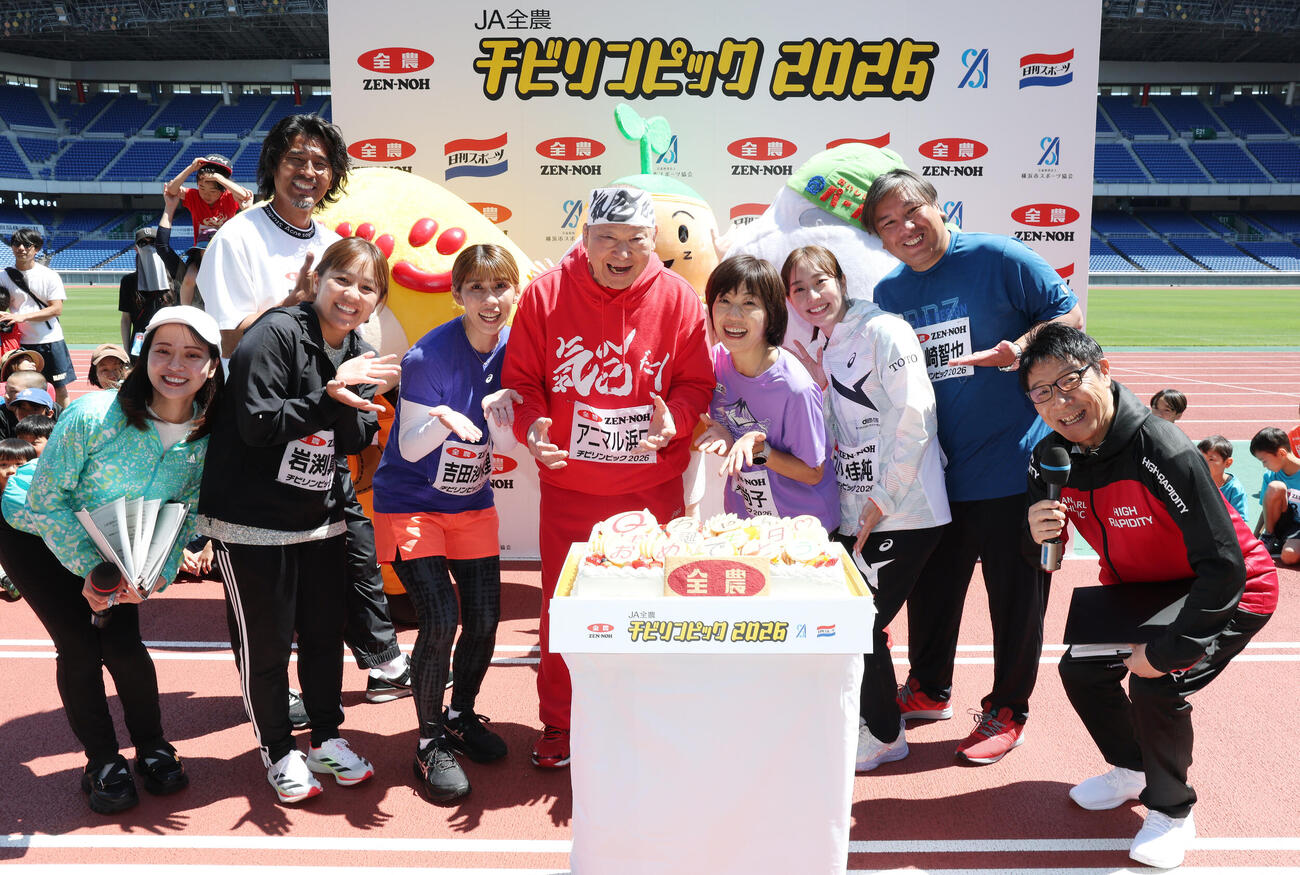 JA全農杯チビリンピック2026　高橋尚子さん（中央右）の誕生日をお祝いする、左から河内優美子さん、中沢佑二さん、岩渕真奈さん、吉田沙保里さん、アニマル浜口さん、1人おいて石川佳純さん、里崎智也さん、辻よしなりさん（撮影・宮地輝）