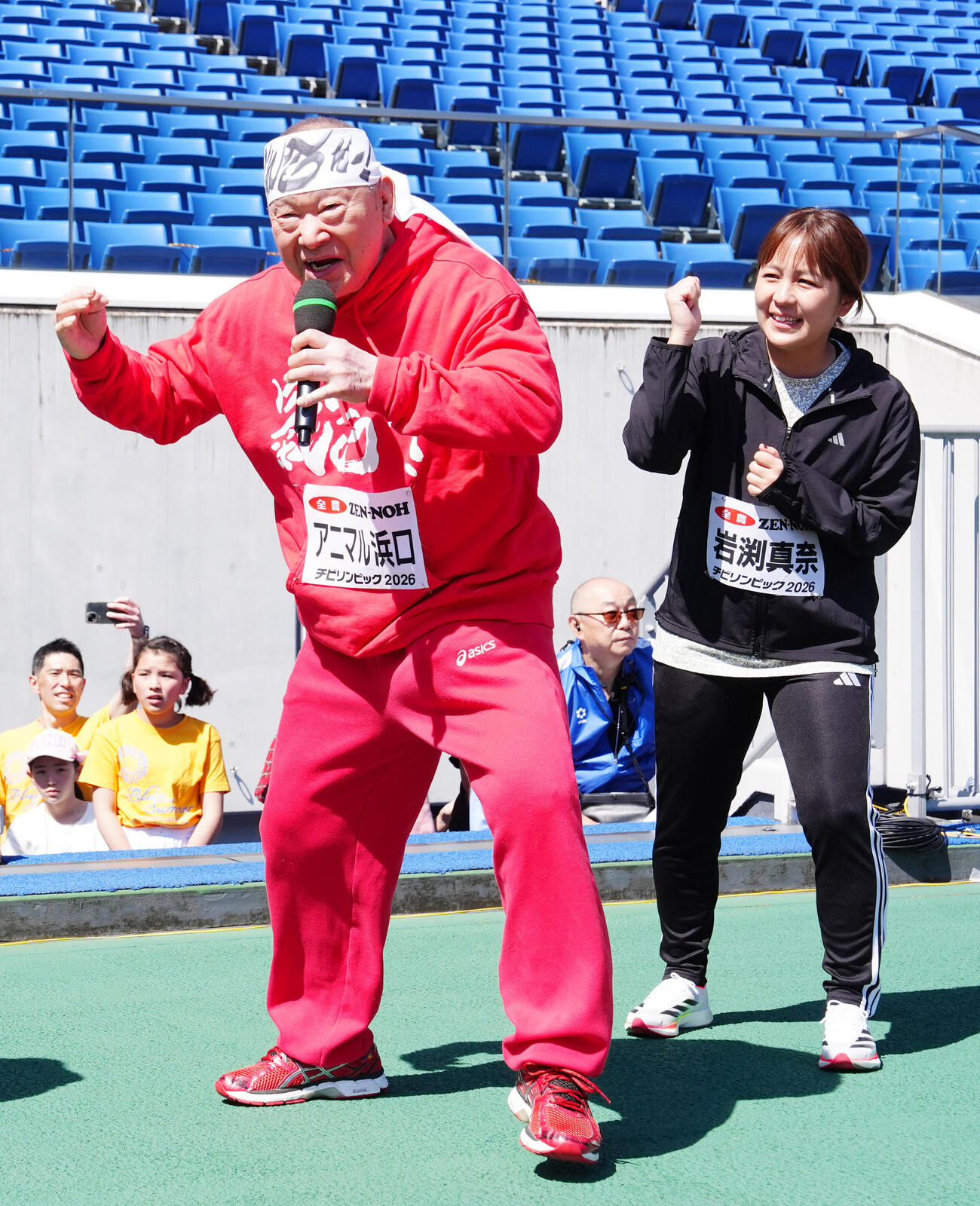 JA全農　チビリンピック2026の開会式で気合を入れるアニマル浜口さん（左）。右は岩渕真奈さん（撮影・江口和貴）