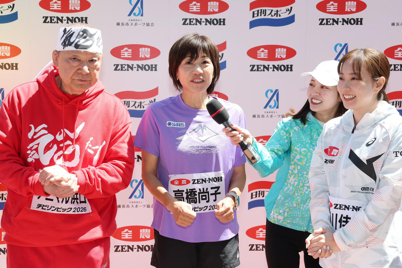 JA全農杯チビリンピック2026　誕生日を祝福され笑顔の高橋尚子さん（中央左）、左からアニマル浜口さん、1人おいて河内優美子さん、石川佳純さん（撮影・宮地輝）
