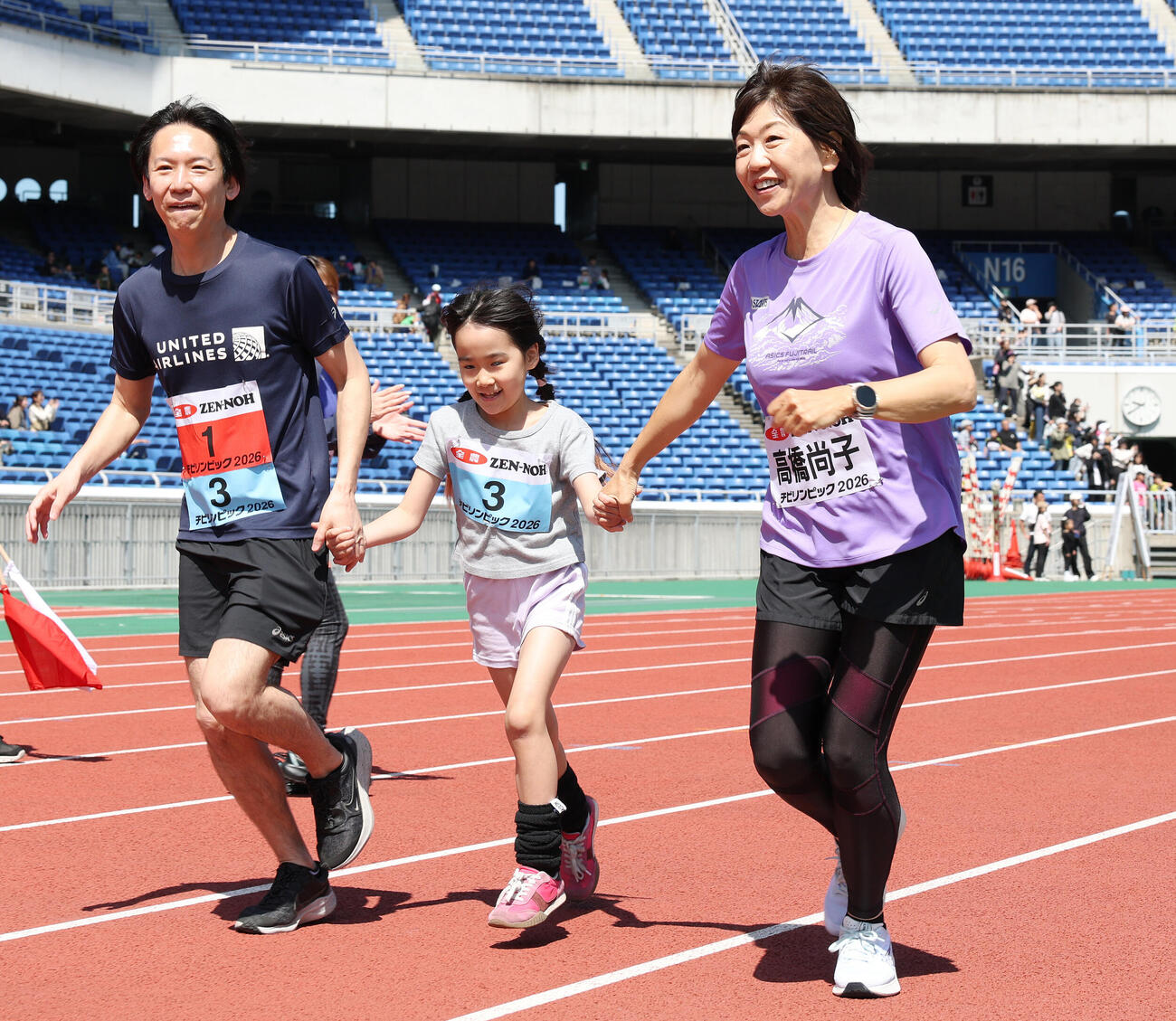 JA全農杯チビリンピック2026　親子マラソンで一緒に走る高橋尚子さん（撮影・宮地輝）