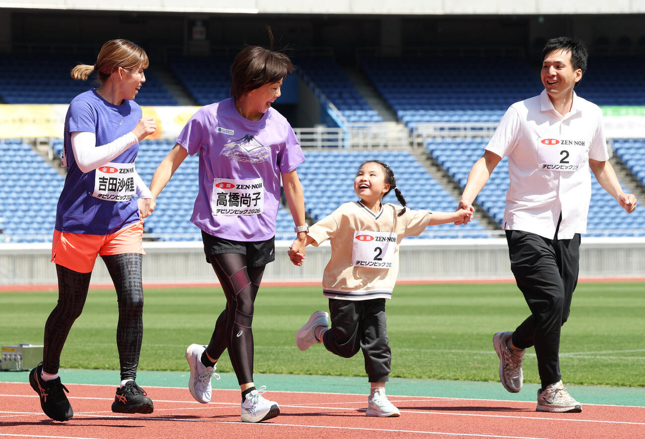 JA全農杯チビリンピック2026　親子マラソンで笑顔で一緒に走る吉田沙保里さん（左）と高橋尚子さん（同2人目）（撮影・宮地輝）