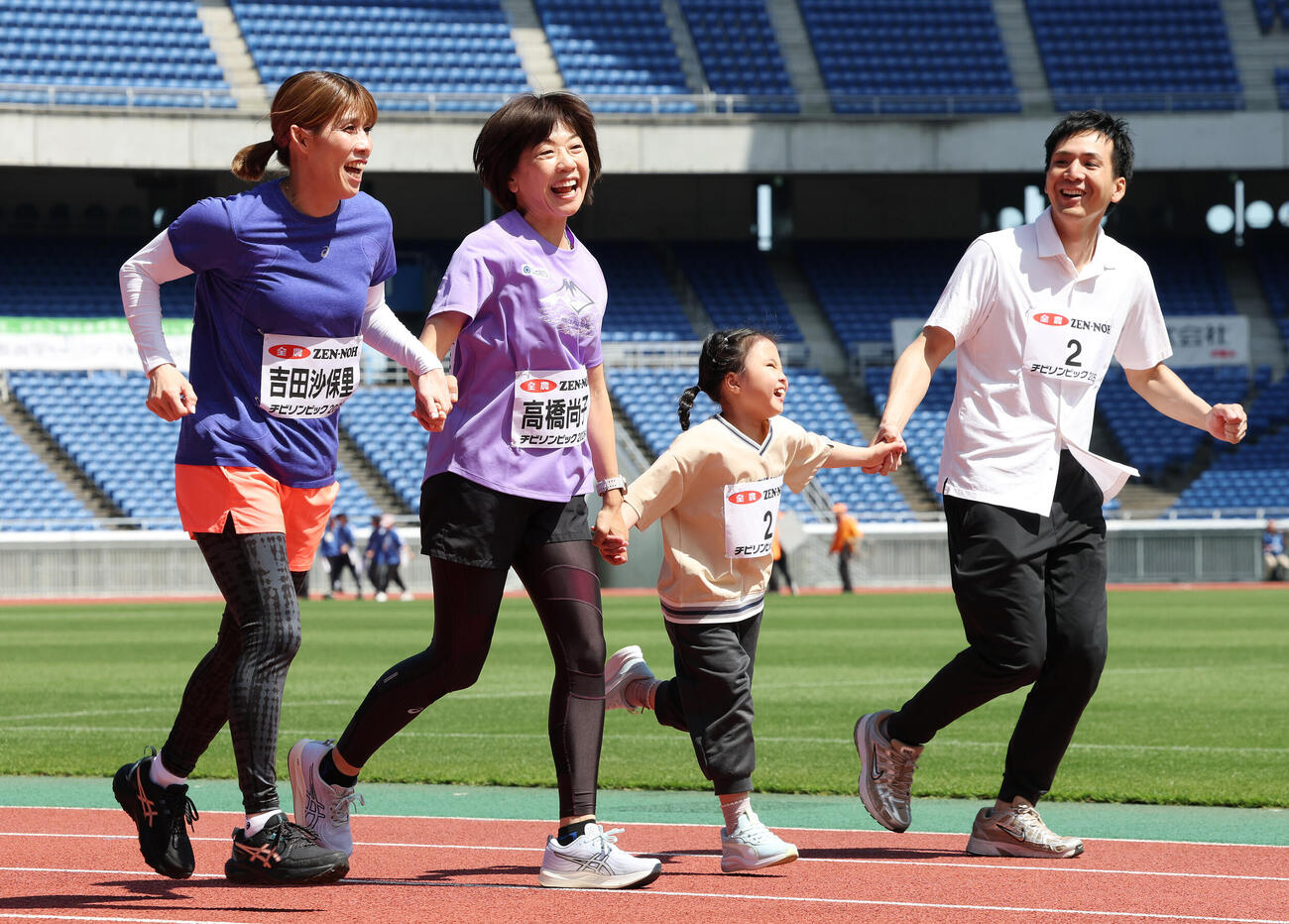 JA全農杯チビリンピック2026　親子マラソンで笑顔で一緒に走る吉田沙保里さん（左）と高橋尚子さん（同2人目）（撮影・宮地輝）
