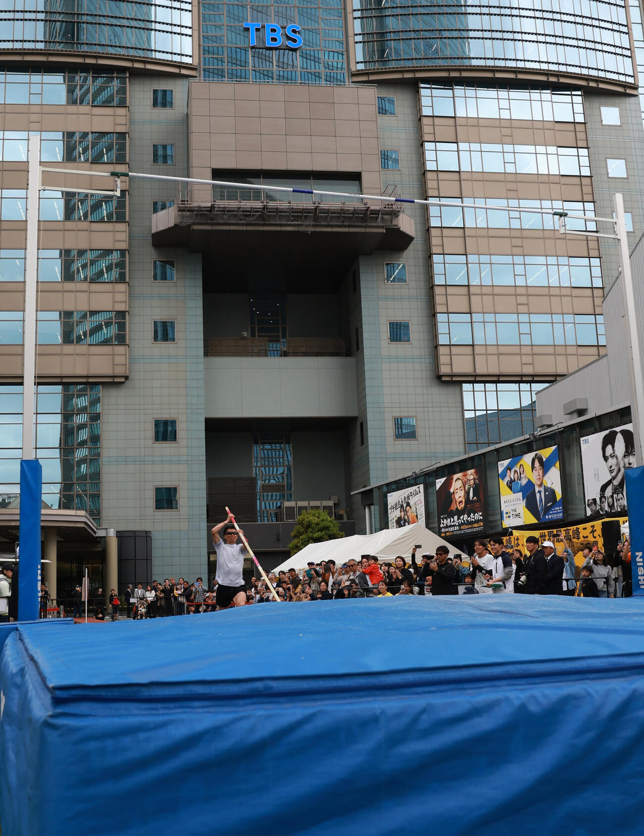 セイコーゴールデングランプリ2026プレイベントでオープニングジャンプを披露する沢野大地（撮影・水谷安孝）