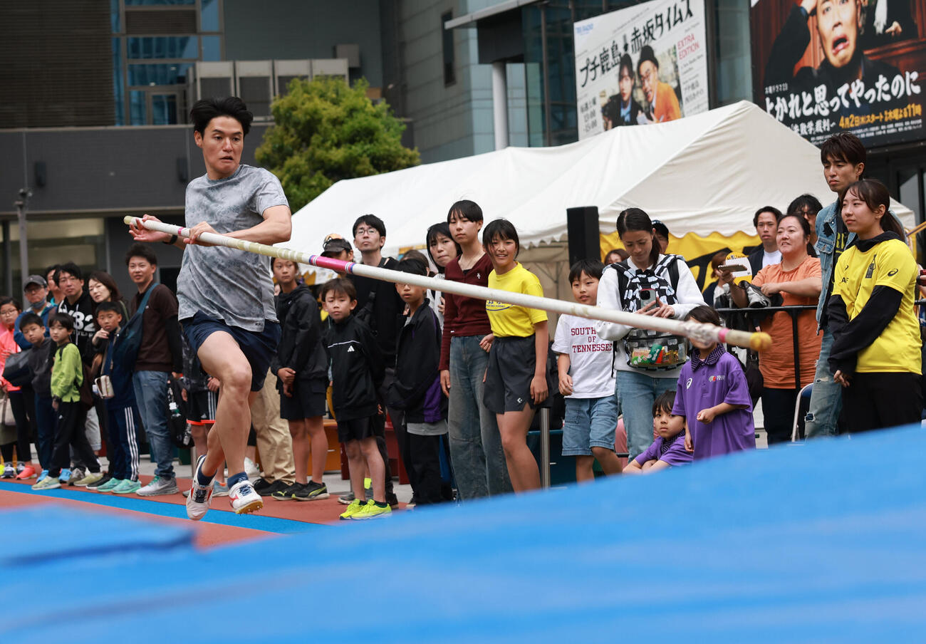セイコーゴールデングランプリ2026プレイベントで「ストリートボウタカ」を披露するTBS高柳光希アナウンサー（撮影・水谷安孝）
