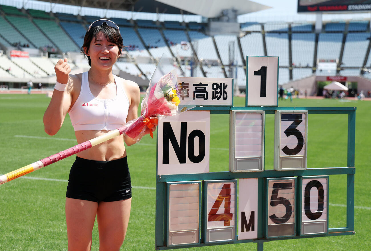 第13回木南道孝記念陸上競技大会・女子棒高跳び　　日本記録を更新し、笑顔で写真に納ま諸田　実咲（撮影・前田充）