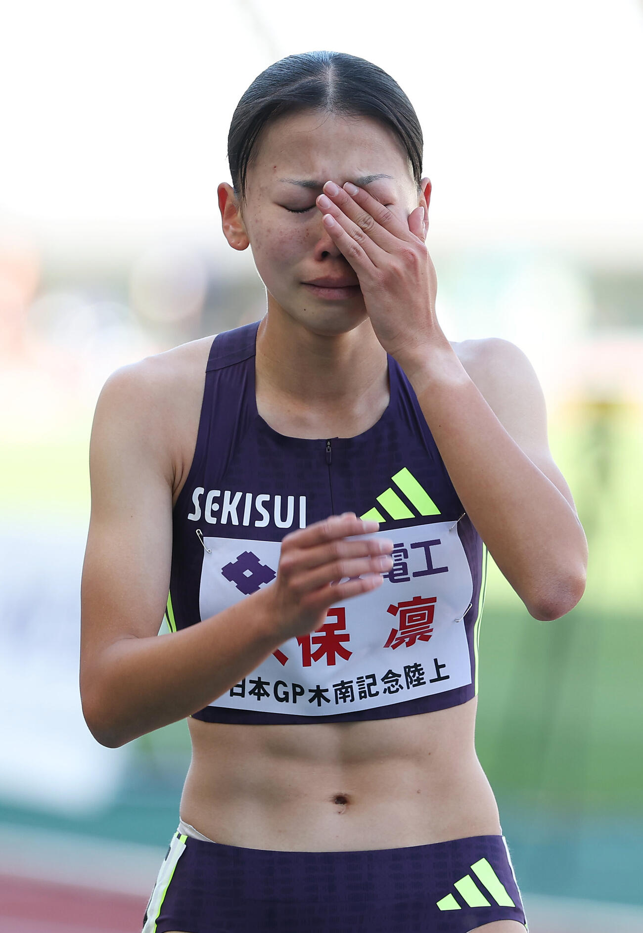 第13回木南道孝記念陸上競技大会・女子800メートル　7着に終わり悔しがる久保凛（撮影・前田充）
